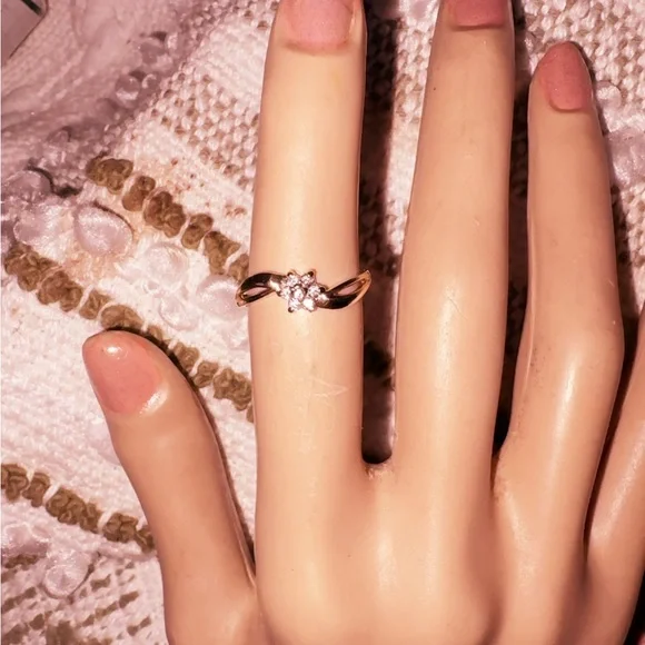 Elegant solid 10k yellow Gold Floral Ring - Picture 8 of 10